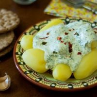 Картофель на пару (в мультиварке) со сметанным соусом