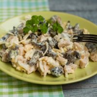 Салат с грибами и кальмарами