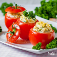 Помидоры фаршированные сыром и чесноком
