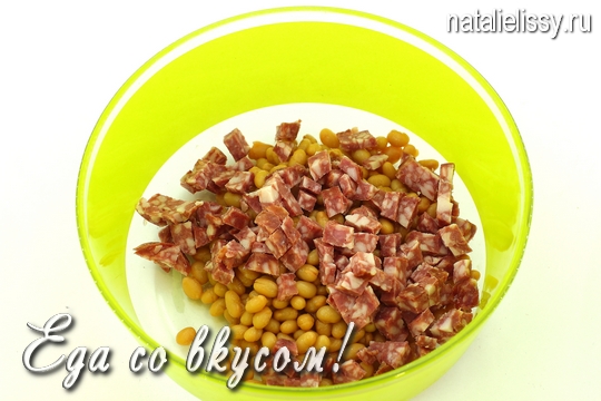 салат из фасоли с кириешками