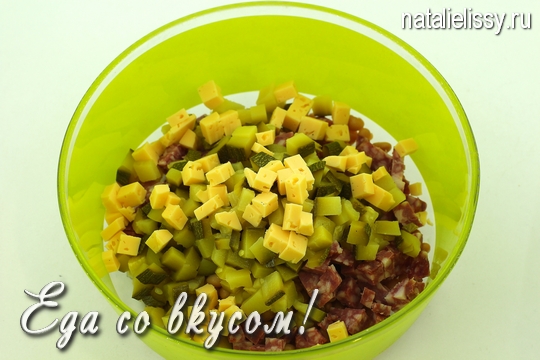 салата с кириешками и фасолью